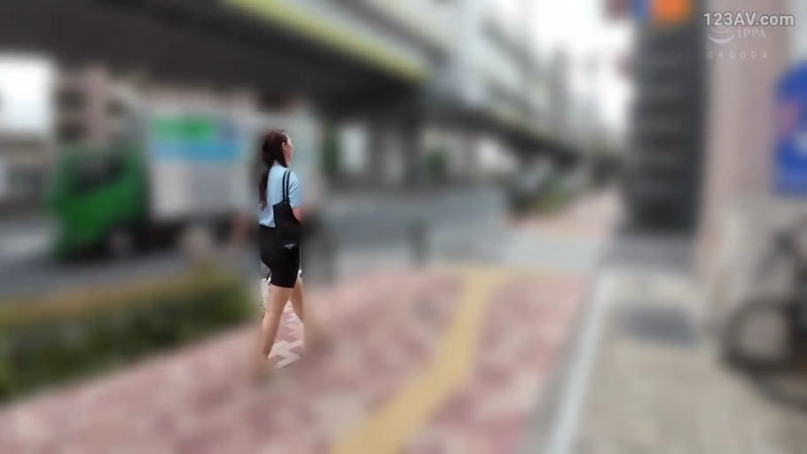 远景 · 户外街道 · 单肩包 · 偷拍感 · 通勤 · 行走姿势 · 冷淡表情 · 蓝色职业套装