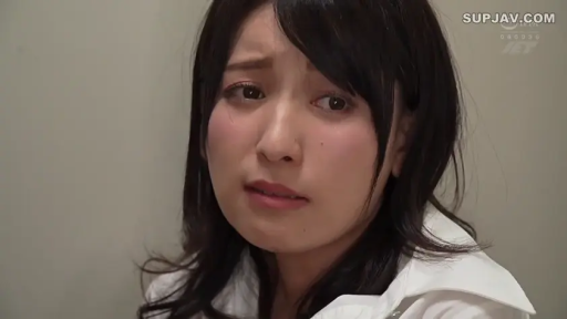 室内 · 委屈 · 脸部特写 · 白衬衫 · 注视 · 正面 · 亚洲女性