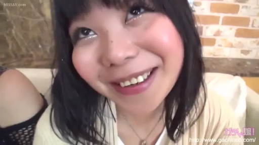 室内 · 坐姿 · 脸部特写 · 微笑 · 面对镜头 · 浅色开衫