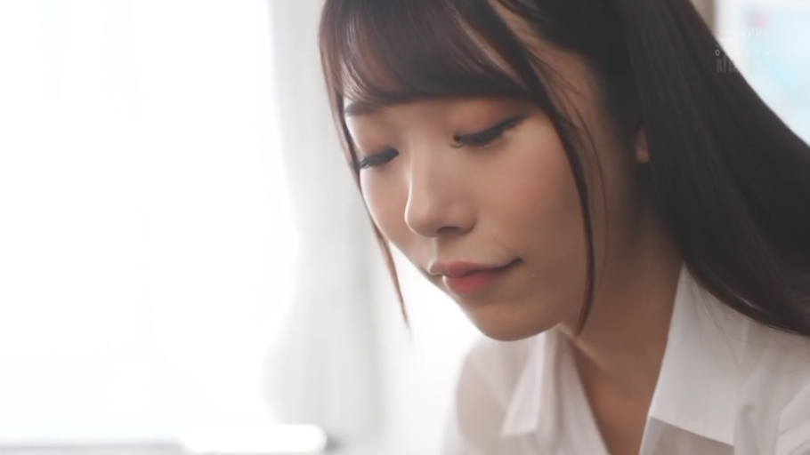 室内 · 低头 · 脸部特写 · 平静 · 白色衬衫 · 注视 · 长发