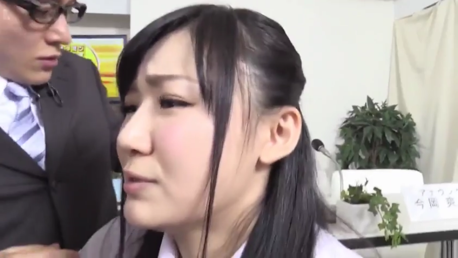 坐姿 · 专注 · 卧室 · 全景 · 清纯 · 吉他 · 校服短裙 · 弹吉他