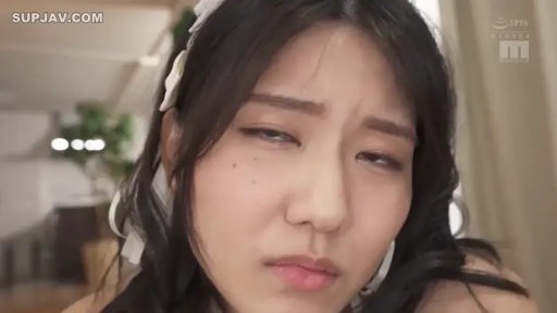 室内 · 脸部特写 · 正面 · 凝视镜头 · 翻白眼 · 白色头饰 · 亚裔