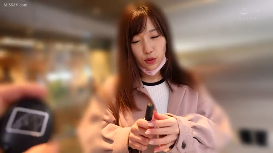 专注 · 站立 · 中景 · 户外 · 外套 · 遥控器 · 手持道具