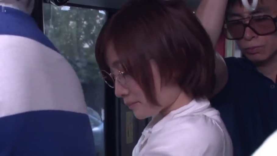 脸部特写 · 站姿 · 白色衬衫 · 公交车