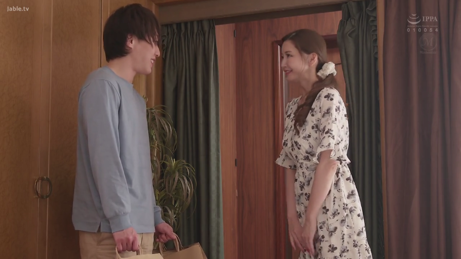 中景 · 微笑 · 面对面站立 · 碎花连衣裙 · 室内玄关 · 交流谈话 · 购物纸袋 · 邻居熟女