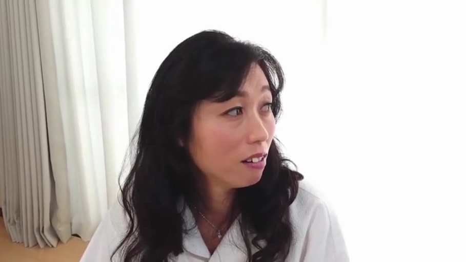 坐姿 · 交谈 · 全景 · 客厅 · 害羞 · 情侣 · 圣诞树 · 衬衫毛衣