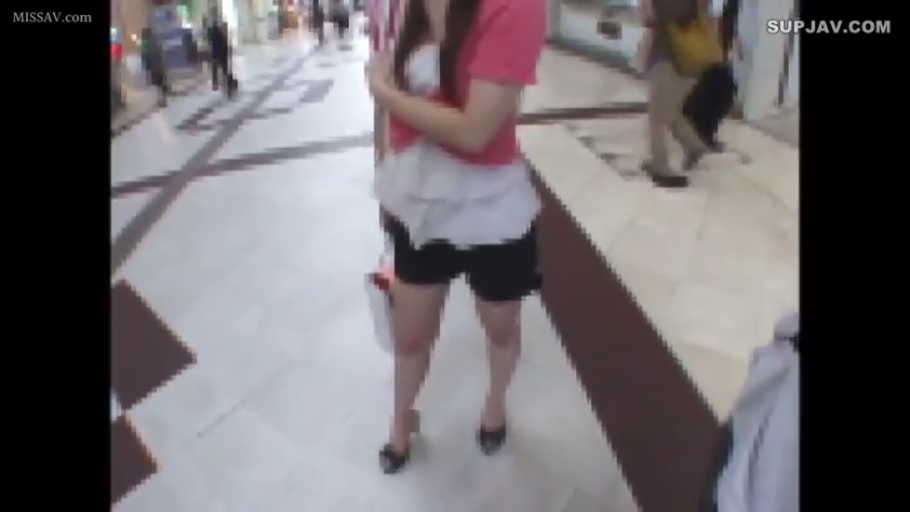 站立 · 中景 · 粉色开衫 · 商场