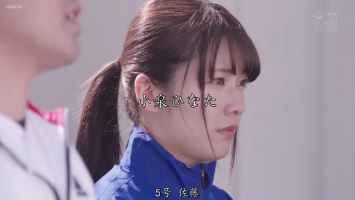 室内 · 严肃 · 注视 · 侧脸特写 · 马尾 · 运动服 · 侧站