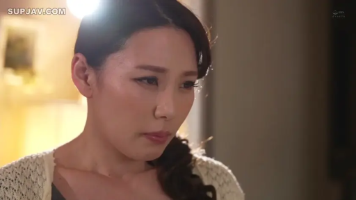 室內 · 沉思 · 臉部特寫 · 站姿 · 熟女 · 哀愁 · 开衫