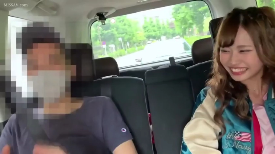 Sitting Posture · 车内 · Smile · Seat belt · 交谈互动 · 男方马赛克 · 棒球外套