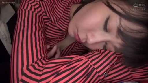 室内 · 单人 · 面部特写 · 侧卧 · 安详 · 睡觉 · 红黑条纹衫