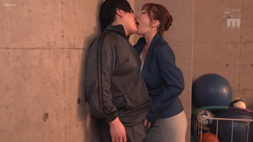 側面 · 陶醉 · ビジネススーツ · 成人内容 · 深吻 · 壁に寄りかかって立って · 运动器材 · 体育器材室