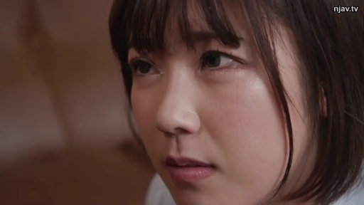 室内 · 脸部特写 · 浅色上衣