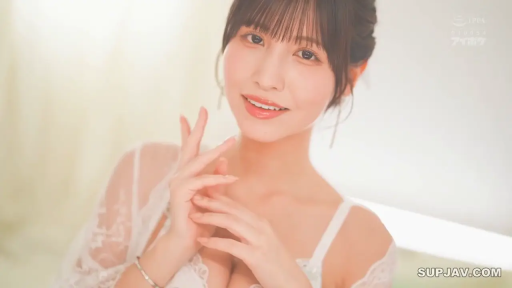 甜美 · 面部特写 · 托腮 · 白色蕾丝内衣 · 明亮室内 · 高调照明 · 微笑摆拍