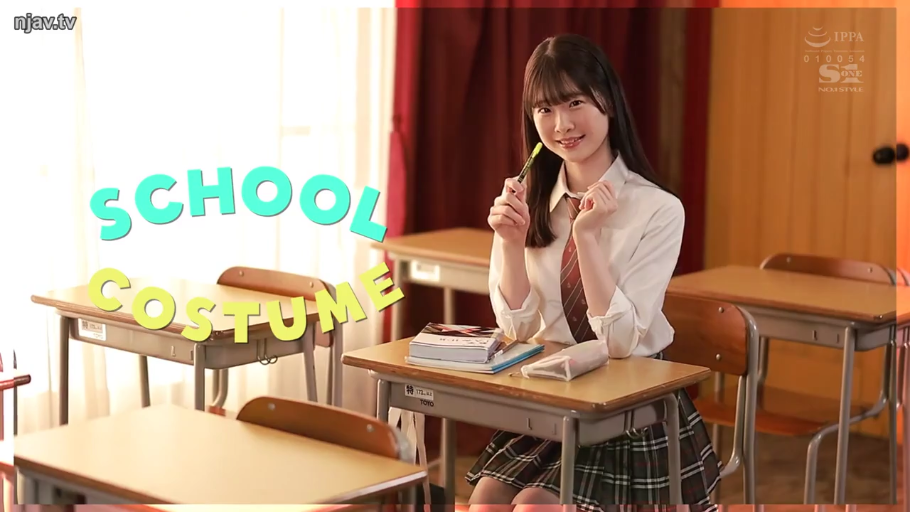 坐姿 · 教室 · 微笑 · 学生制服 · 课桌 · 清纯 · 拿笔