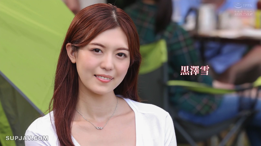 坐姿 · 脸部特写 · 白色低胸上衣 · 户外露营地