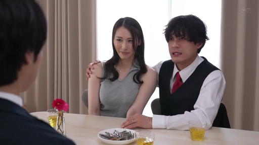 室内 · 座り姿勢 · 会話 · 真剣 · 中景 · 茶具 · 三人 · 灰色无袖针织衫