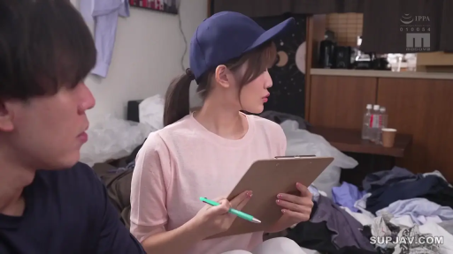 室内 · 坐姿 · 自然 · 半身 · 交流 · 棒球帽 · 写字板