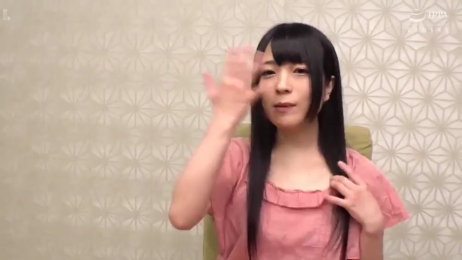 室内 · 坐姿 · 微笑 · 面对镜头 · 上半身特写 · 长发 · 靠背椅 · 粉色皱褶上衣