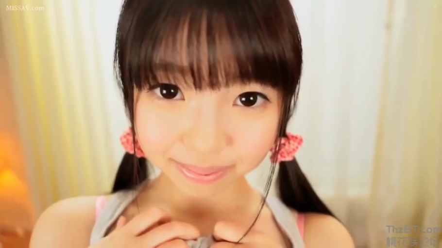 室内 · 脸部特写 · 微笑 · 灰色背心 · 注视 · 双马尾 · 粉色发饰 · 正对镜头