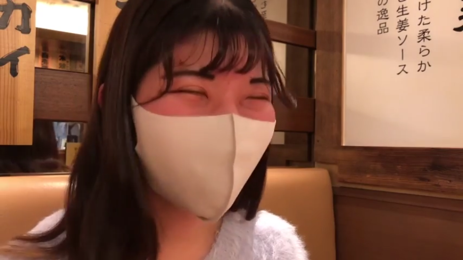 骑乘位 · 全裸 · 卧室 · 床铺 · 背对镜头 · 暗光 · 侧面中景 · 上位性交