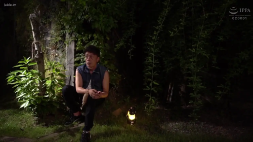 中景 · 屋外 · 无袖上衣