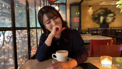 坐姿 · 中景 · 餐厅 · 开心 · 咖啡杯 · 捂嘴笑 · 夜晚 · 深色毛衣