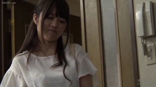 沉思 · 忧郁 · 站立 · 白色上衣 · 剧情 · 近景 · 门口 · 壁挂电话