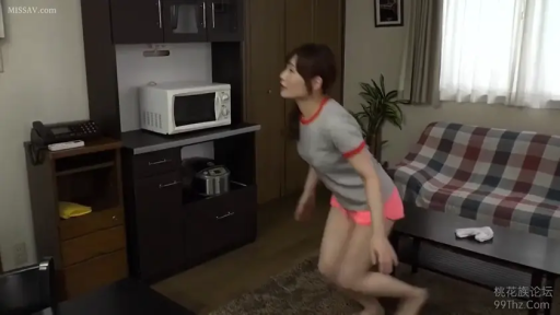 全身 · 专注 · 居家 · 微波炉 · 室内厨房 · 运动 · 粉色体操裤 · 半蹲姿势