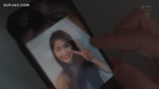 Indoor · Stand · Smile · Casual wear · 手机 · Phone screen · 暗光 · 翻阅