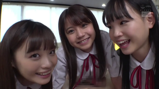 室内 · 俯身 · 微笑 · 脸部大特写 · 三人 · 红领结 · 白色校服衬衫 · 围观镜头