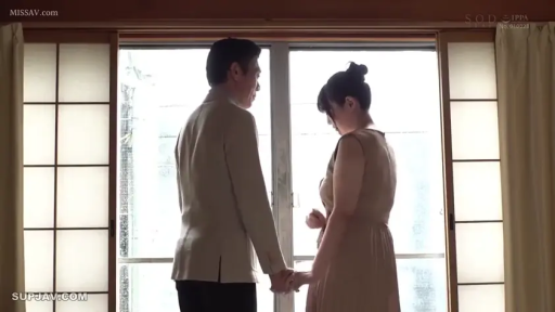 站立 · 和室 · 平静 · 否 · 对视 · 无袖连衣裙