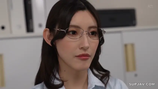 眼镜 · 办公室 · 面部特写 · 职场女性 · 注视 · 正面 · 冷静 · 浅色衬衫