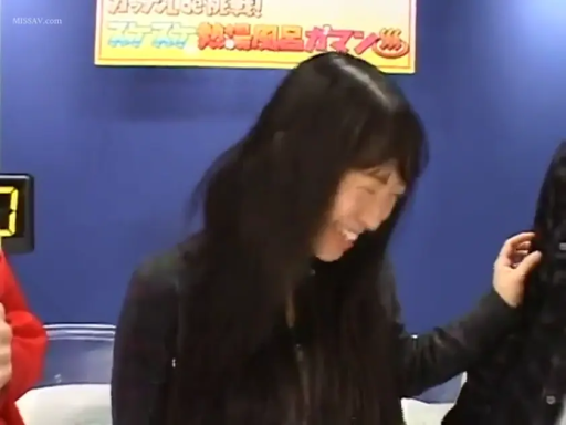 站姿 · 半身特写 · 室内影棚 · 黑色便服