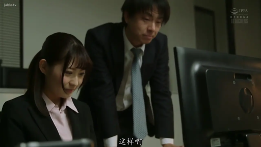 坐姿 · 专注 · 办公室 · 字幕 · 半身 · 显示器 · 沟通 · 西装套装