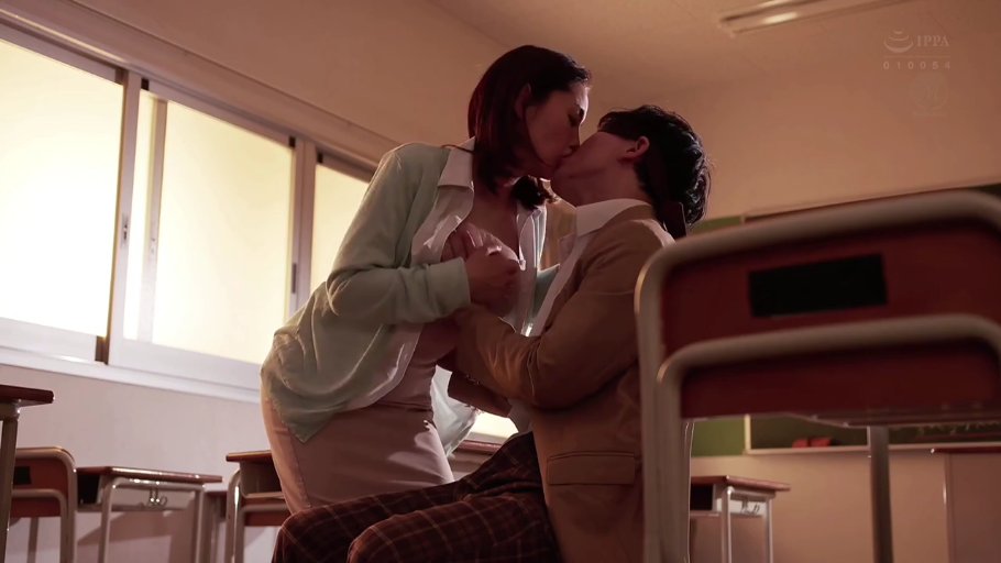 教室 · 陶醉 · 职业装 · 站立拥吻 · 课桌椅 · 成人 · 接吻抚摸