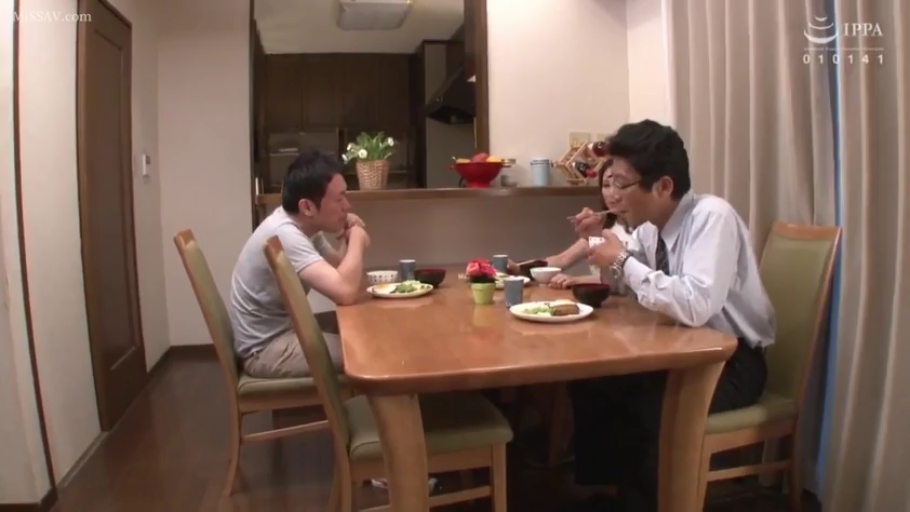 坐姿 · 全景 · 自然 · 剧情 · 衬衫 · 餐厅 · 用餐 · 餐具