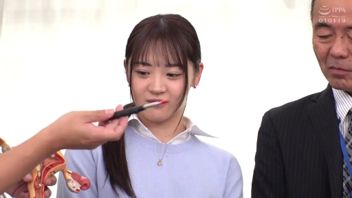 室内 · 面部 · 集中 · ロールプレイング · 站立 · 浅蓝色毛衣 · 解剖模型 · 观察模型