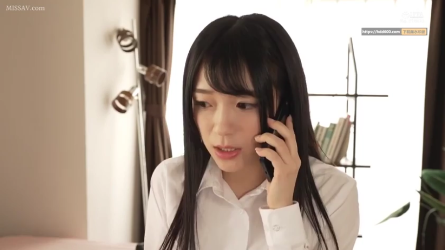 室内 · 坐姿 · 白衬衫 · 半身 · 手机 · 长发 · 打电话 · 疑惑