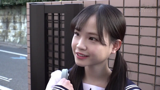 脸部特写 · 站立 · 微笑 · 注视 · 街道 · 水手服 · 双马尾 · 单肩包