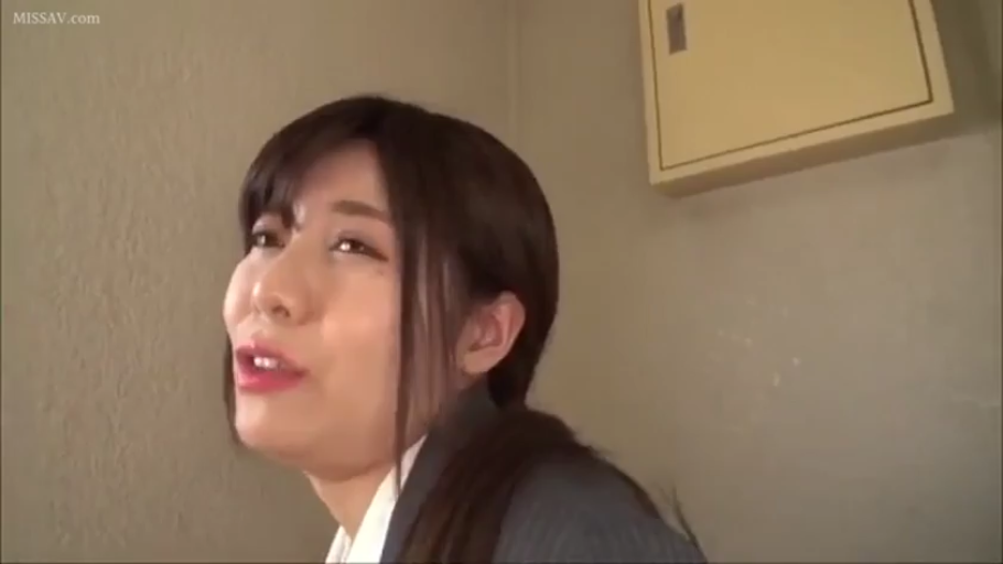 脸部特写 · 迷离 · 职业装 · 室内走廊 · 侧身回头 · 言语交流 · 长发熟女 · 电箱