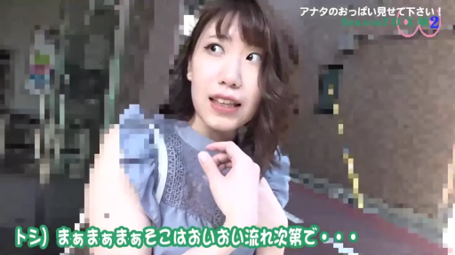 交谈 · 脸部 · 站立 · 户外 · 惊讶 · 街头采访 · 蓝色荷叶边上衣