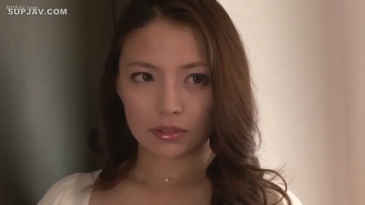 Indoor · Stand · 平静 · White top · 头部特写 · 侧望 · 珍珠项链 · 成熟