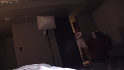 全身 · 站立 · 酒店房间 · 摄影灯 · 白色短裙 · 昏暗 · 模糊 · 走动