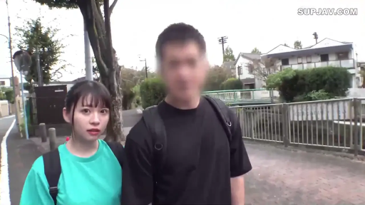 站立 · 凝视 · 街道 · 惊讶 · 背包 · T恤 · 街拍