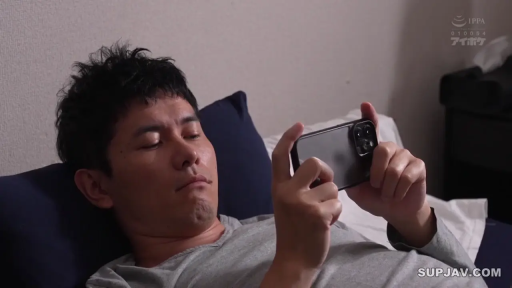 脸部 · 专注 · 卧室 · 手机 · 躺姿 · 男性 · 灰色短袖 · 玩手机