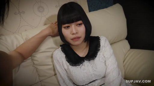 坐姿 · 交谈 · 憂鬱 · 臉部特寫 · 沙发 · 沙发 · 访谈视角 · 白色蕾丝裙