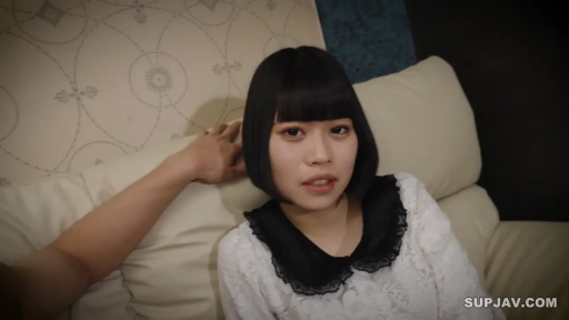 室內 · 坐姿 · 脸部 · 自然 · 凝视 · 短发 · 蕾絲上衣