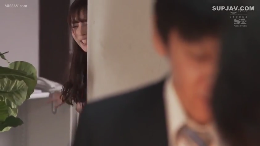 坐姿 · 忧郁 · 中景 · 沙发 · 客厅 · 条纹衫 · 昏暗 · 亲昵