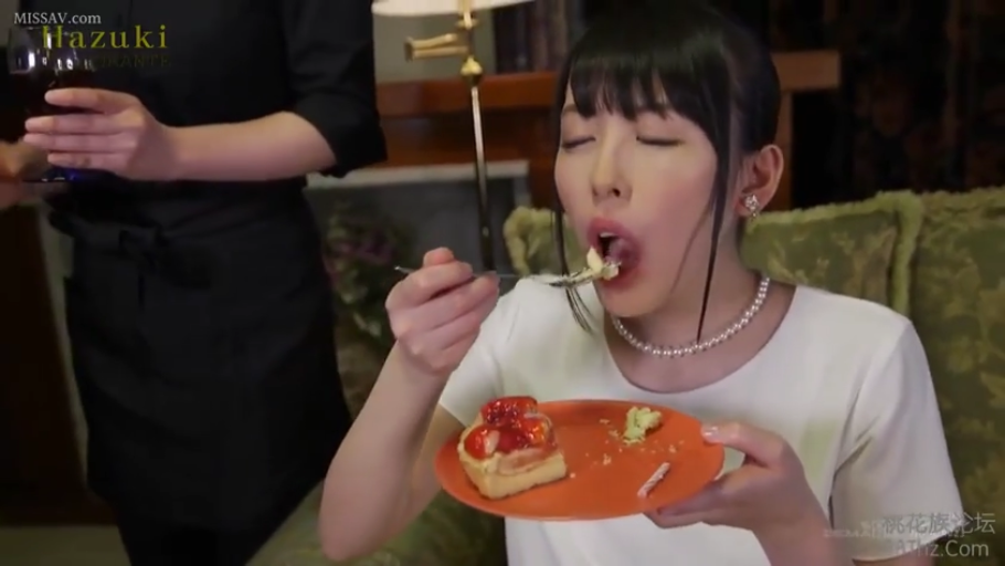 坐姿 · 陶醉 · 半身 · 白色上衣 · 餐厅 · 吃東西